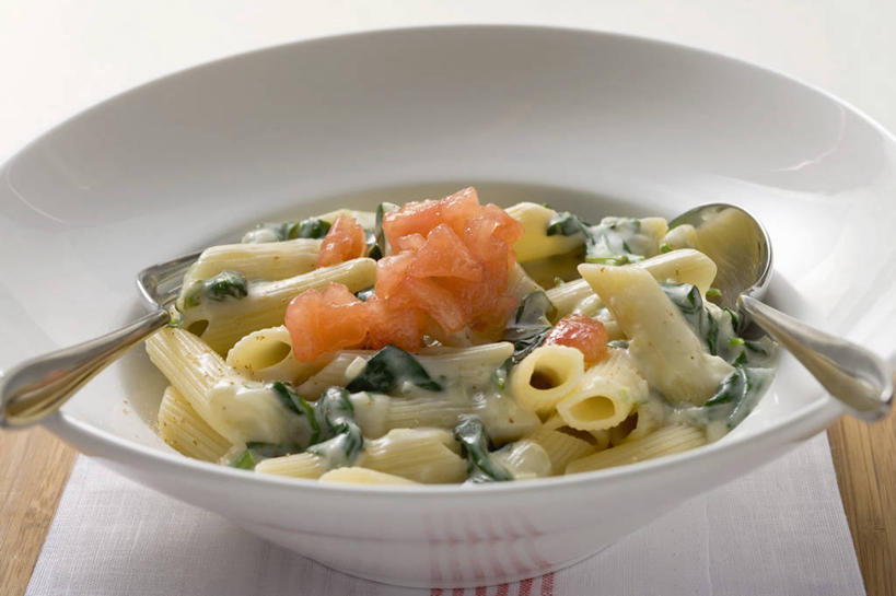 点心,面食,通心粉,无人,横图,俯视,室内,特写,白天,白色背景,西餐,桌面,桌子,菠菜,蔬菜,西红柿,餐具,金属制品,阴影,花纹,新鲜,反射,金属,木制,布,叉子,刀叉,刀子,图案,影子,陶瓷,面,通心面,料理,食品,甜点,甜品,陶瓷制品,布纹,食物,糕点,一个,木制品,容器,碗,甜食,奶油,西式,摄影,有机食品,绿色食品,影棚,单个,储藏,布匹,乳制品,储存,餐刀,餐叉,激凌,克林姆,淇淋,进餐用具,鹦鹉菜,鼠根菜,角菜,红嘴绿鹦哥,番茄,赤根菜,菠薐菜,波斯草,彩图,高角度拍摄,影棚拍摄,拍摄,贮存