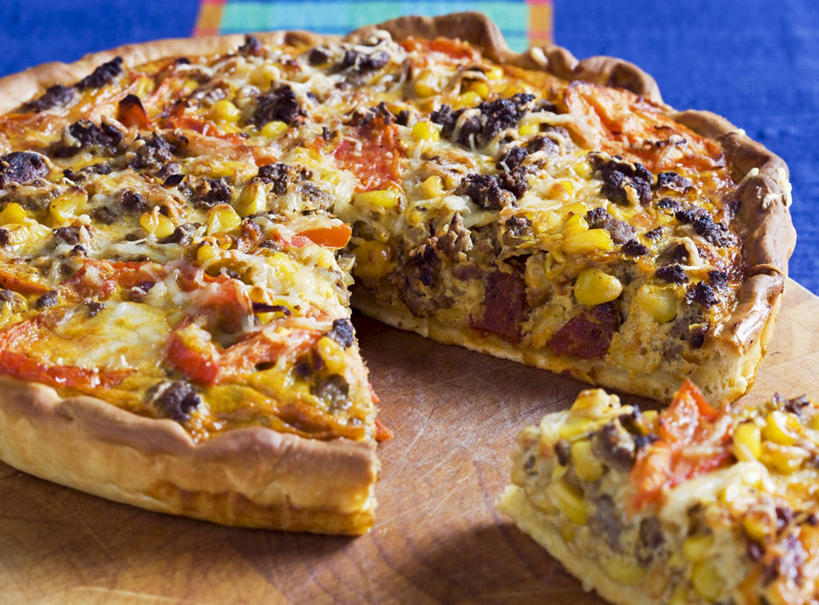 无人,横图,俯视,室内,特写,白天,烹饪,西餐,玉米,桌面,桌子,蔬菜,阴影,新鲜,反射,木制,棒子,影子,玉蜀黍,料理,食品,披萨,匹萨,菜肴,美食,食物,一个,木制品,快餐,西式,佳肴,有机食品,绿色食品,单个,苞米,比萨,苞芦,西式快餐,垃圾食品,意大利薄饼,苞谷,包谷,大蜀黍,番麦,薏米包,玉高粱,玉麦,珍珠米,彩图,高角度拍摄,甜玉米