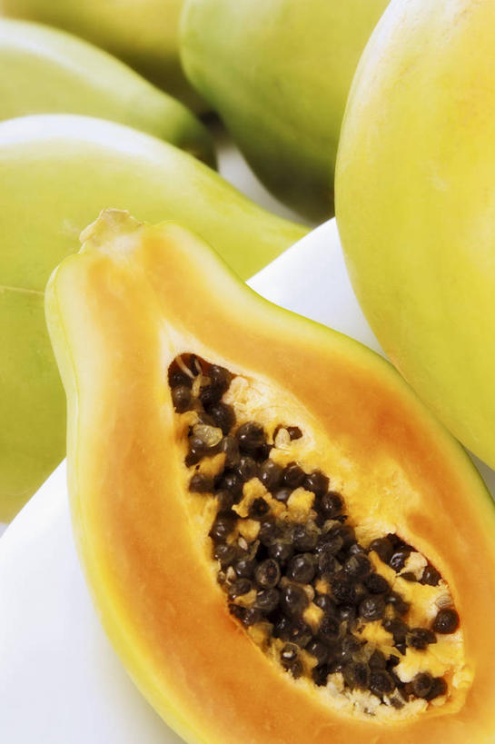 无人,竖图,俯视,室内,特写,白天,桌面,桌子,木瓜,水果,切开,阴影,新鲜,反射,木制,影子,生食,食品,果实,食物,绿色,木制品,切,橙色,有机食品,绿色食品,剖面,切面,奶匏,蓬生果,乳瓜,石瓜,万寿匏,万寿果,番木瓜,彩图,高角度拍摄