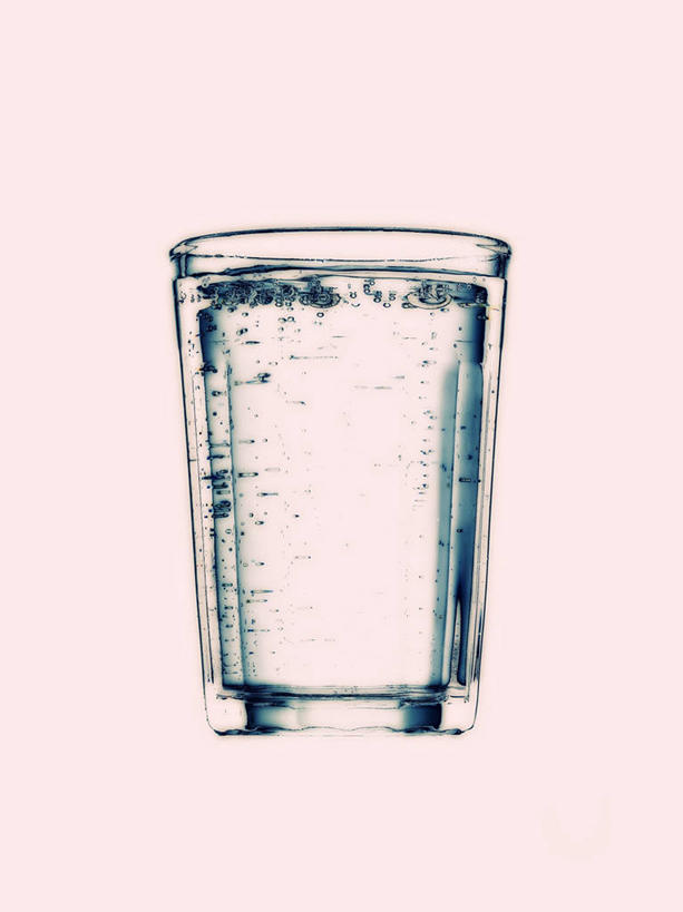 无人,竖图,室内,特写,白天,正面,水,桌面,桌子,杯子,阴影,反射,木制,液体,影子,一杯,饮用水,玻璃制品,一个,木制品,水杯,矿泉水,摄影,影棚,单个,蒸馏水,玻璃杯,彩图,影棚拍摄,拍摄