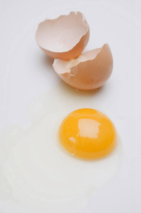 无人,竖图,俯视,室内,特写,白天,白色背景,桌面,桌子,阴影,破碎,反射,木制,影子,蛋,鸡蛋,一个,黄色,木制品,摄影,影棚,单个,碎裂,破裂,分裂,卵,彩图,高角度拍摄,影棚拍摄,拍摄,决裂
