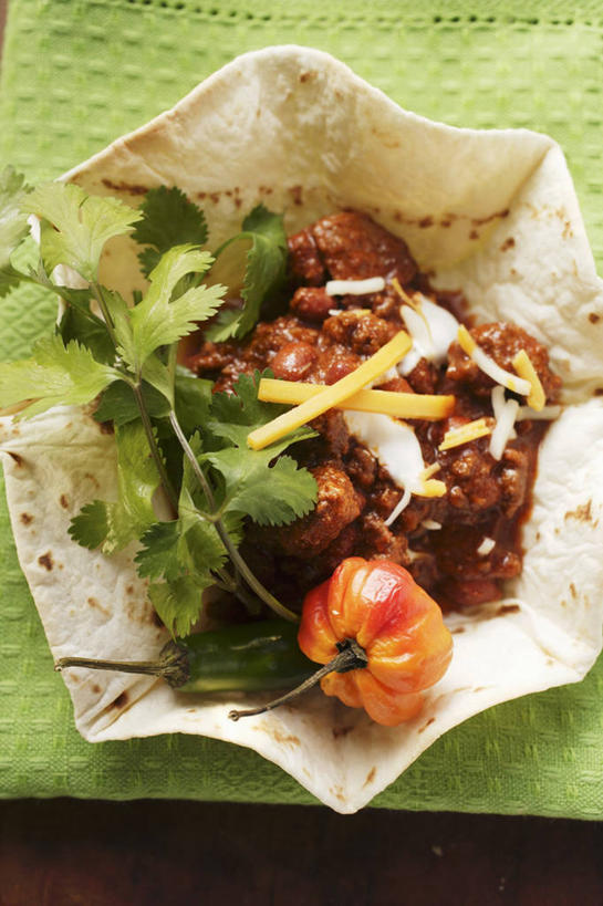 点心,奶酪,牛奶,无人,竖图,俯视,室内,特写,白天,植物,桌面,桌子,豆,辣椒,蔬菜,阴影,新鲜,反射,木制,影子,豆类,豆子,刀豆,干酪,起司,食品,饮品,芝士,营养,文化,酸奶,四季豆,饼,小吃,食物,糕点,饮料,木制品,甜食,乳酪,有机食品,绿色食品,乳制品,奶,芸豆,发酵,豆科,玉米饼,辣角,红海椒,大椒,辣虎,广椒,菜豆,二季豆,白肾豆,架豆,玉豆,去豆,优格,优酪乳,多花菜豆,辣子,红辣椒,海椒,番椒,彩图,高角度拍摄