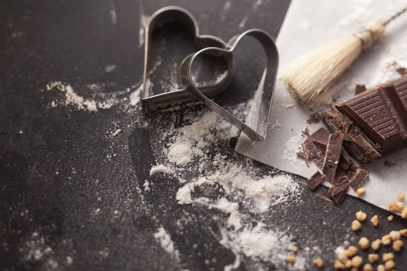 无人,横图,俯视,室内,特写,白天,爱情,烹饪,桌面,桌子,厨具,金属制品,阴影,爱心,反射,金属,木制,粉末,影子,面粉,食品,糖,糖果,甜点,甜品,浪漫,凌乱,粮食,食物,木制品,刷子,甜食,巧克力,温暖,温馨,心形,粉,恩爱,模具,朱古力,农产品,和睦,混乱,烹饪用具,原材料,粉状,纷乱,缭乱,庞杂,心型,烹调用具,烹调,彩图,高角度拍摄,融洽