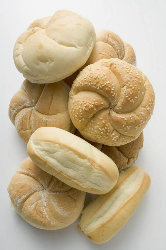 点心,面包,无人,竖图,俯视,室内,特写,白天,白色背景,桌面,桌子,一堆,许多,阴影,堆叠,堆积,反射,木制,影子,食品,面点,很多,食物,糕点,木制品,摄影,影棚,堆,小圆面包,彩图,高角度拍摄,影棚拍摄,拍摄