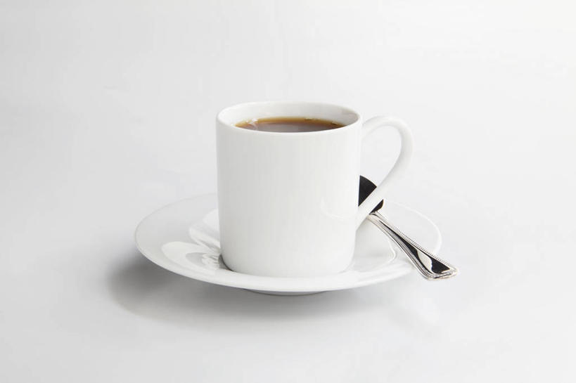 咖啡,无人,横图,俯视,室内,特写,白天,白色背景,幸福,桌面,桌子,杯子,餐具,金属制品,阴影,反射,金属,木制,瓷器,碟子,盘,影子,勺子,咖啡杯,陶瓷制品,一杯,娱乐,饮料,一个,盘子,木制品,调羹,碟,汤匙,享受,休闲,温馨,放松,乐趣,摄影,影棚,单个,提神,舒适,瓷杯,醒脑,软饮料,彩图,高角度拍摄,影棚拍摄,拍摄