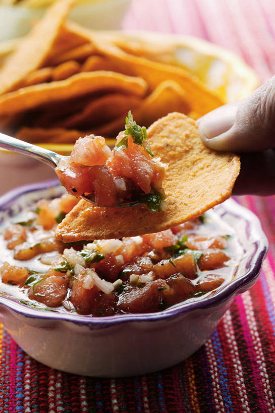 点心,西方人,手,一个人,竖图,俯视,室内,特写,白天,桌面,桌子,蔬菜,西红柿,餐具,欧洲,欧洲人,仅一个年轻女性,仅一个女性,仅一个人,握,阴影,新鲜,反射,木制,碟子,盘,影子,陶瓷,玉米片,调料,酱料,酱汁,佐料,食品,陶瓷制品,调味品,拿,调味料,拿着,酱,辣酱,食物,盘子,木制品,容器,碟,碗,快餐,零食,手部,握着,有机食品,绿色食品,储藏,单手,辣椒酱,储存,垃圾食品,年轻女性,女人,女性,白种人,番茄,半身,彩图,高角度拍摄,贮存