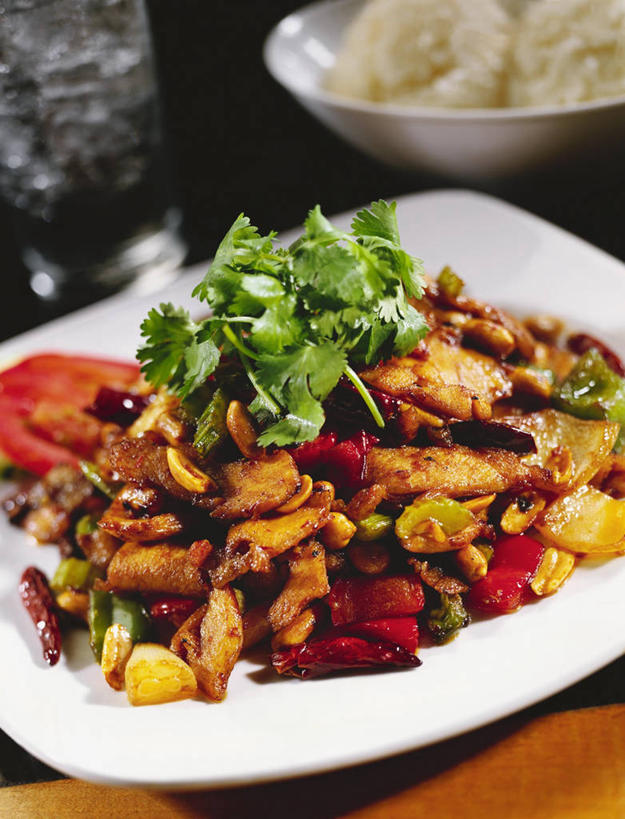 无人,竖图,俯视,室内,特写,白天,烹饪,中餐,桌面,桌子,蔬菜,餐具,叶子,阴影,朦胧,模糊,新鲜,反射,木制,碟子,盘,影子,肉,料理,食品,绿叶,猪肉,菜肴,美食,肉类,食物,一个,盘子,木制品,碟,中式,嫩叶,佳肴,有机食品,绿色食品,单个,肉食,豚肉,叶,叶片,彩图,高角度拍摄