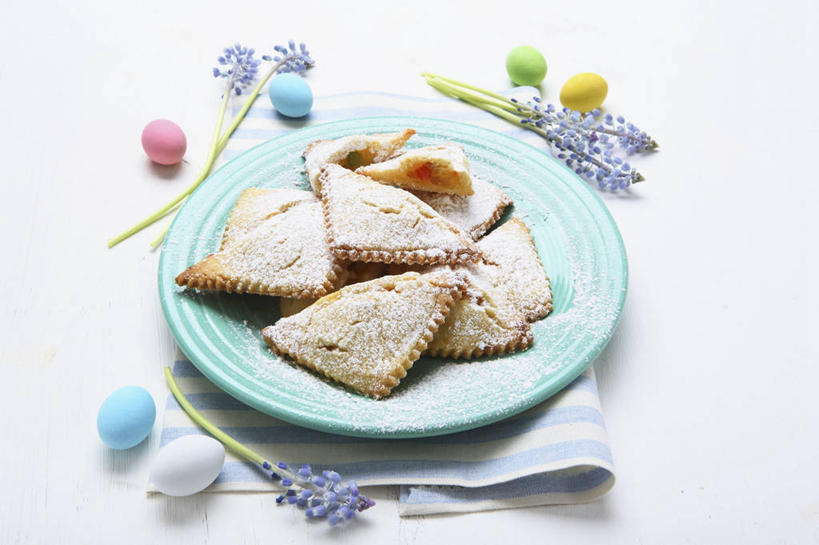 点心,馄饨,面食,无人,横图,俯视,室内,特写,白天,白色背景,桌面,桌子,餐具,阴影,反射,木制,碟子,粉末,盘,影子,调料,油炸,料理,食品,糖,糖果,面点,甜点,甜品,调味品,软糖,调味料,美食,食物,一个,盘子,木制品,碟,甜食,中式,粉,摄影,影棚,单个,糖豆,糖粉,粉状,粉剂,扁肉,彩图,高角度拍摄,影棚拍摄,拍摄,炸馄饨,糖类