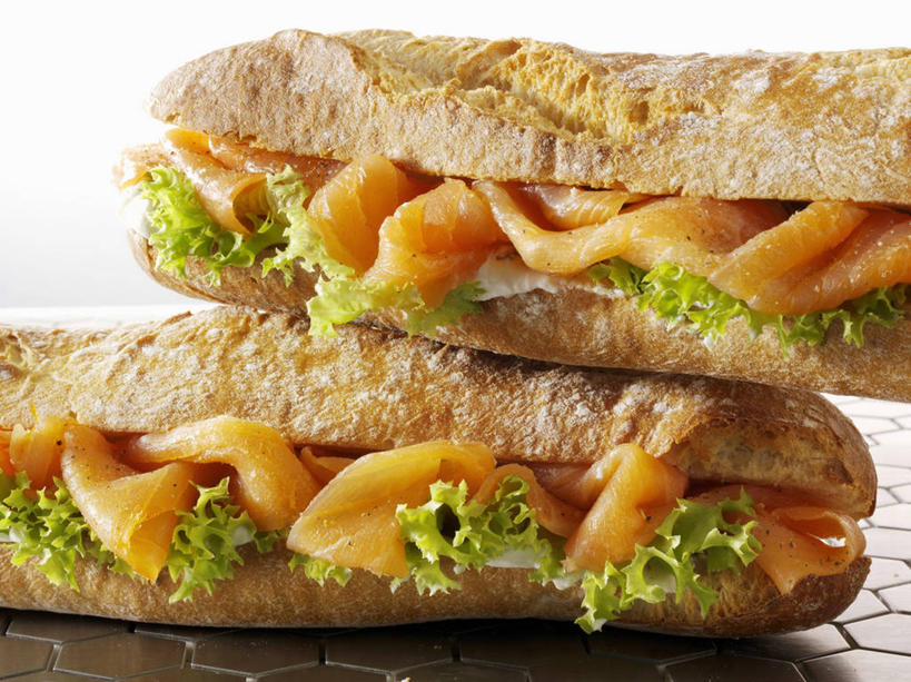 点心,海鲜,面包,三文鱼,无人,横图,俯视,室内,特写,白天,烹饪,西餐,桌面,桌子,鲑鱼,蔬菜,叶子,阴影,新鲜,反射,木制,影子,生菜,莴苣,肉,鱼肉,三明治,料理,食品,面点,绿叶,法国面包,水产,菜肴,美食,肉类,海洋生物,食物,糕点,木制品,快餐,嫩叶,西式,佳肴,有机食品,绿色食品,法棍,大马哈鱼,长棍面包,水生动物,海产品,水生物,肉食,西式快餐,海底动物,三文治,法式长棍面包,撒蒙鱼,萨门鱼,冰海之皇,鲑,春菜,鹅仔菜,莴仔菜,千金菜,马哈鱼,麻哈鱼,大麻哈鱼,叶用莴苣,叶,叶片,彩图,高角度拍摄