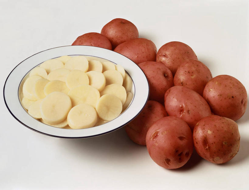 无人,横图,俯视,室内,特写,白天,白色背景,桌面,桌子,蔬菜,土豆,餐具,一堆,许多,切开,阴影,堆叠,堆积,新鲜,反射,木制,碟子,盘,影子,食品,很多,食物,一个,红色,盘子,木制品,碟,切,摄影,有机食品,绿色食品,影棚,单个,堆,剖面,切面,馍馍蛋,洋芋,山药蛋,马铃薯,彩图,高角度拍摄,影棚拍摄,拍摄