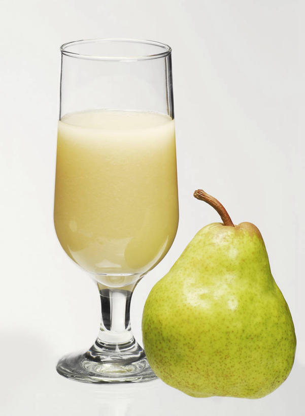 果汁,无人,竖图,俯视,室内,特写,白天,白色背景,桌面,桌子,梨,杯子,水果,阴影,新鲜,反射,木制,影子,生食,食品,果实,饮品,玻璃制品,食物,饮料,一个,木制品,水杯,香梨,摄影,有机食品,绿色食品,影棚,单个,可口,适口,玻璃杯,生梨,彩图,高角度拍摄,影棚拍摄,拍摄,梨汁