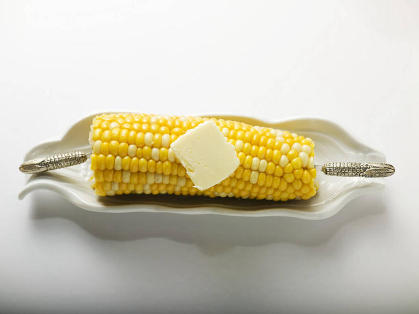 无人,横图,俯视,室内,特写,白天,白色背景,玉米,桌面,桌子,蔬菜,餐具,阴影,新鲜,反射,木制,棒子,碟子,盘,影子,玉蜀黍,黄油,食品,竹签,食物,一个,黄色,盘子,木制品,碟,摄影,有机食品,绿色食品,影棚,单个,苞米,乳制品,白脱油,苞芦,苞谷,取食签,包谷,大蜀黍,番麦,薏米包,玉高粱,玉麦,珍珠米,乳脂,彩图,高角度拍摄,影棚拍摄,拍摄,甜玉米