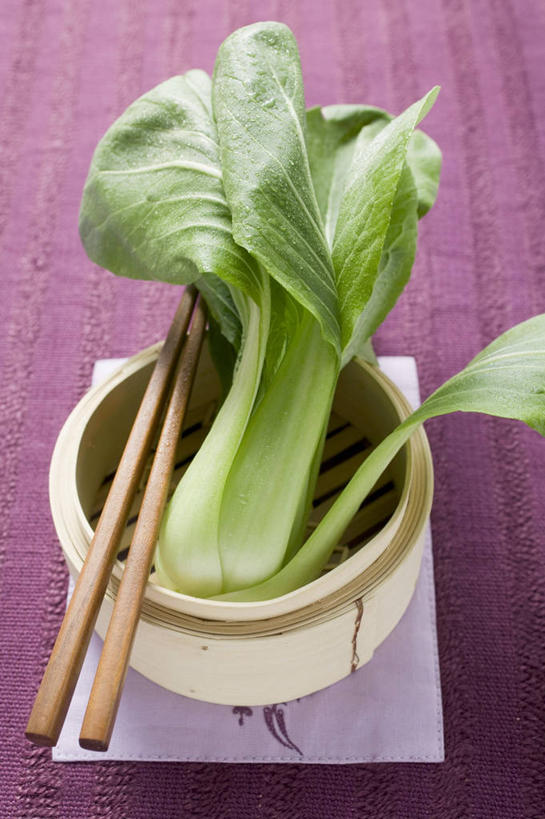 蒸笼,无人,竖图,俯视,室内,特写,白天,烹饪,植物,筷子,桌面,桌子,蔬菜,餐具,厨具,叶子,一双,阴影,竹制,紫色背景,新鲜,反射,木制,纹理,影子,青菜,食品,绿叶,文化,传统,食物,一个,绿色,木制品,嫩叶,摄影,有机食品,绿色食品,影棚,单个,礼节,竹制品,小白菜,笼屉,礼仪,烹饪用具,肌理,不结球白菜,叶,叶片,叶脉,进餐用具,烹调用具,烹调,彩图,高角度拍摄,影棚拍摄,拍摄