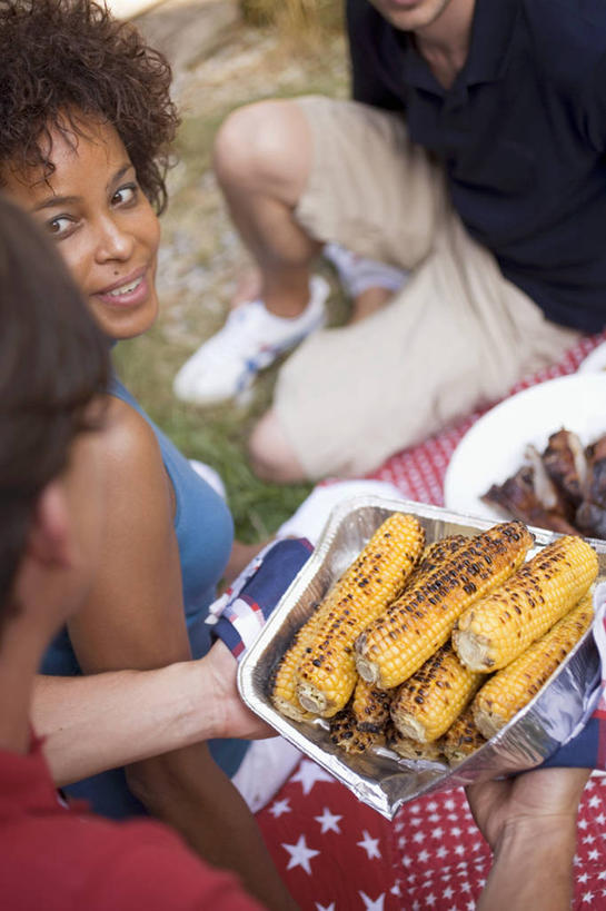 西方人,三个人,伙伴,朋友,站,坐,笑,微笑,露齿笑,竖图,俯视,室内,白天,烧烤,友谊,玉米,蔬菜,欧洲,非洲,黑人,欧洲人,握,服装,朦胧,模糊,新鲜,棒子,玉蜀黍,食品,烤架,烤肉,拿,拿着,注视,休闲装,食物,衣服,观察,看,站着,休闲,休闲服,铁架,握着,服饰,有机食品,绿色食品,观看,苞米,察看,关注,苞芦,苞谷,包谷,大蜀黍,番麦,薏米包,玉高粱,玉麦,珍珠米,友情,男人,男性,年轻男性,年轻女性,女人,女性,白种人,非洲人,抬头,仰头,站立,坐着,半身,彩图,高角度拍摄,甜玉米