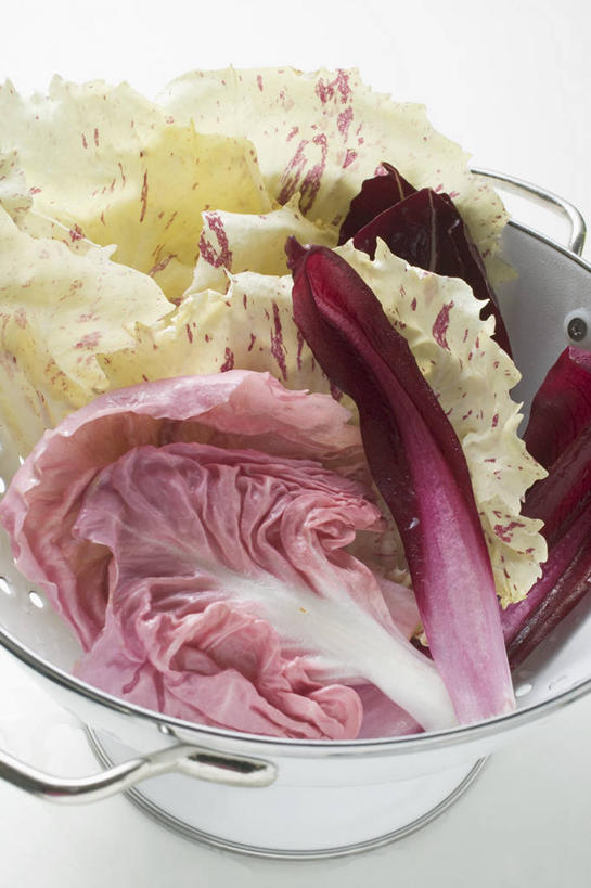 无人,竖图,俯视,室内,特写,白天,白色背景,植物,桌面,桌子,蔬菜,叶子,金属制品,阴影,新鲜,反射,金属,木制,滤器,纹理,影子,勺子,菊苣,食品,绿叶,药草,食物,一个,绿色,木制品,嫩叶,摄影,有机食品,绿色食品,影棚,单个,药材,漏勺,肌理,叶,叶片,叶脉,彩图,高角度拍摄,影棚拍摄,拍摄