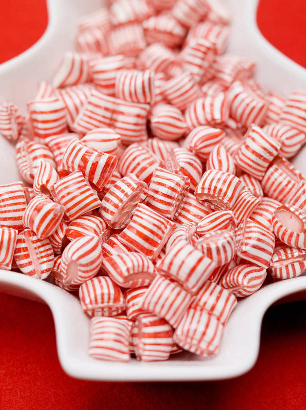 无人,竖图,俯视,室内,特写,白天,桌面,桌子,餐具,一堆,许多,阴影,堆叠,堆积,红色背景,反射,木制,碟子,盘,影子,食品,糖,糖果,甜点,甜品,很多,食物,一个,盘子,木制品,碟,甜食,摄影,影棚,单个,堆,薄荷糖,硬糖,彩图,高角度拍摄,影棚拍摄,拍摄