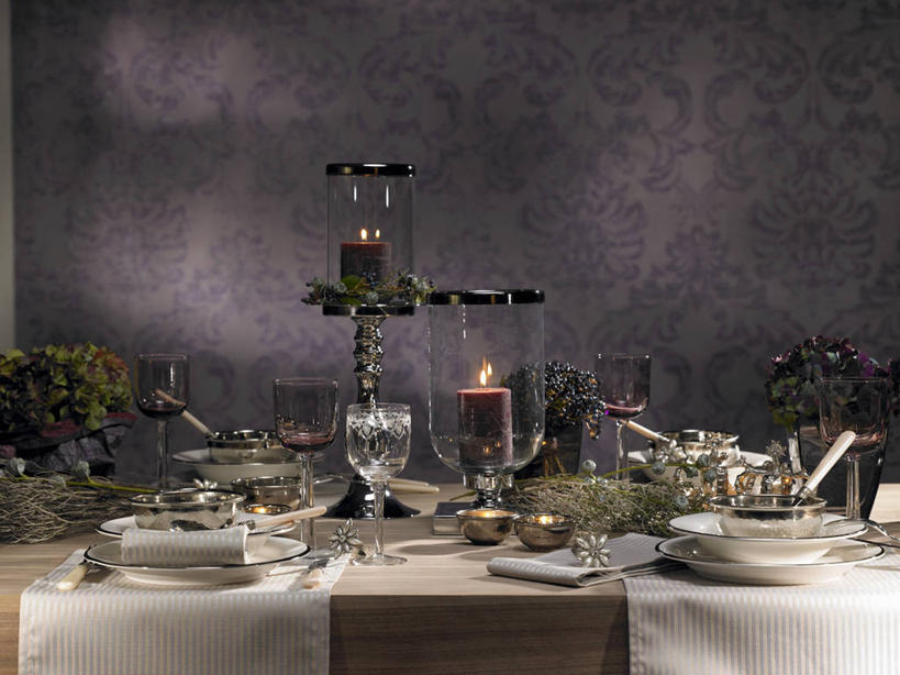 无人,横图,俯视,室内,特写,白天,水,桌面,桌子,杯子,餐具,蜡烛,阴影,盛开,反射,光线,木制,布料,碟子,高脚杯,火焰,盘,液体,影子,烛光,陶瓷,陶瓷制品,红酒杯,燃烧,花蕾,布纹,饮用水,玻璃制品,桌布,花,花瓣,花朵,鲜花,盘子,餐巾,酒杯,木制品,容器,碟,台布,碗,矿泉水,花苞,花蕊,点燃,储藏,葡萄酒杯,储存,蒸馏水,玻璃杯,彩图,高角度拍摄,贮存