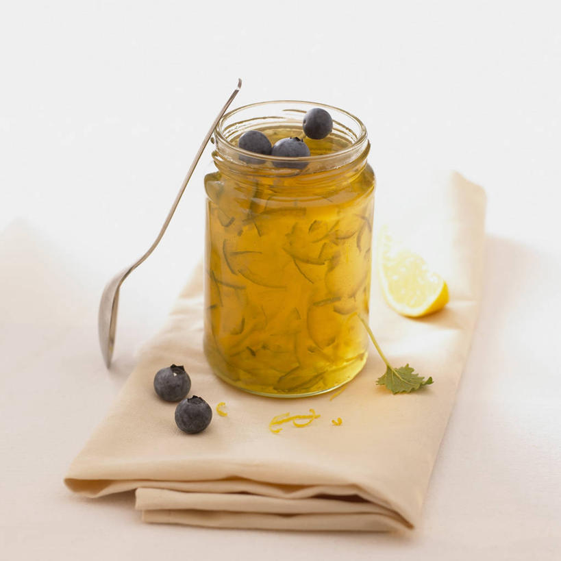 无人,方图,俯视,室内,特写,白天,白色背景,桌面,桌子,浆果,蓝莓,水果,玻璃,金属制品,阴影,花纹,新鲜,反射,金属,木制,布,图案,影子,勺子,生食,食品,果实,布纹,玻璃制品,食物,一个,玻璃瓶,木制品,瓶子,调羹,汤匙,果酱,摄影,有机食品,绿色食品,影棚,单个,布匹,广口瓶,酸橙,果子酱,代代,山都柿,蓝浆果,蓝靛果,橙子,橙,彩图,高角度拍摄,影棚拍摄,拍摄