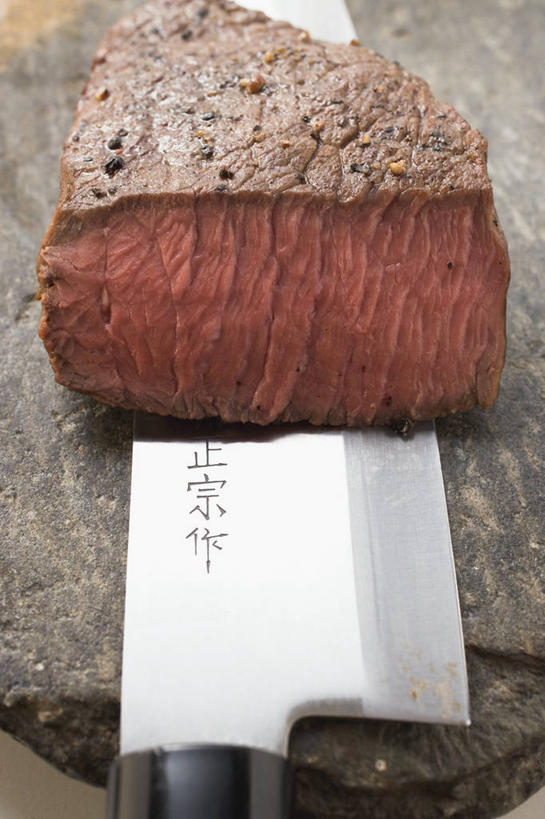 无人,竖图,俯视,室内,特写,白天,烹饪,西餐,桌面,桌子,金属制品,一块,阴影,反射,纹路,金属,木制,工具,纹理,影子,肉,牛排,牛肉,料理,食品,案板,刀具,菜肴,美食,肉类,砧板,食物,木制品,刀,西式,佳肴,菜刀,肉食,肌理,切菜刀,菲力牛排,牛里脊肉,彩图,高角度拍摄