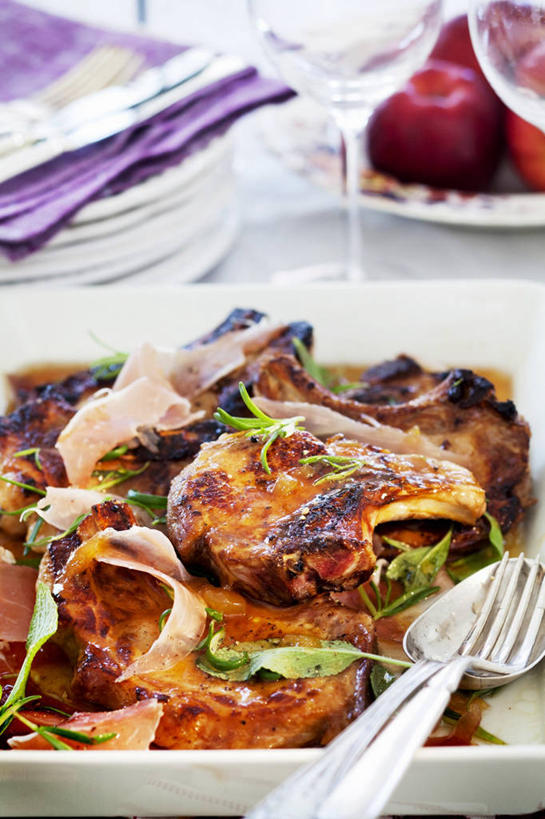 奶酪,无人,竖图,俯视,室内,特写,白天,烹饪,西餐,桌面,桌子,餐具,金属制品,阴影,朦胧,模糊,反射,金属,木制,叉子,刀叉,刀子,影子,肉,干酪,牛排,牛肉,起司,料理,食品,芝士,营养,菜肴,美食,肉类,食物,餐巾,木制品,乳酪,西式,佳肴,乳制品,餐刀,发酵,肉食,餐叉,保洁方巾,口布,进餐用具,彩图,高角度拍摄