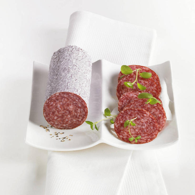 无人,方图,俯视,室内,特写,白天,白色背景,桌面,桌子,餐具,叶子,切开,阴影,反射,木制,棒子,碟子,盘,影子,肉,香肠,绿叶,腊肠,猪肉,肉类,盘子,木制品,碟,切,嫩叶,摄影,影棚,剖面,肉食,切面,豚肉,叶,叶片,彩图,高角度拍摄,影棚拍摄,拍摄