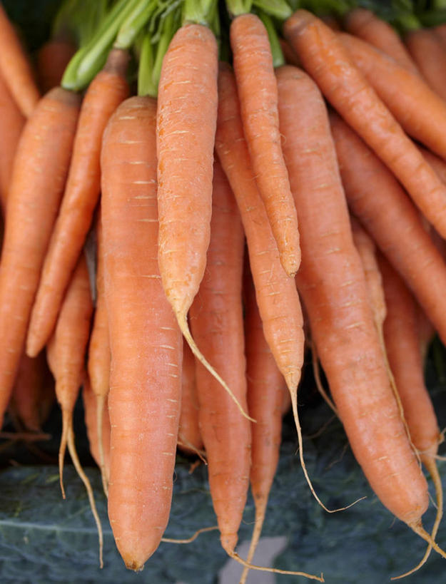 无人,竖图,俯视,室内,特写,白天,桌面,桌子,萝卜,胡萝卜,蔬菜,一堆,许多,阴影,堆叠,堆积,新鲜,反射,木制,影子,食品,很多,食物,木制品,橙色,有机食品,绿色食品,堆,红萝卜,甘荀,彩图,高角度拍摄