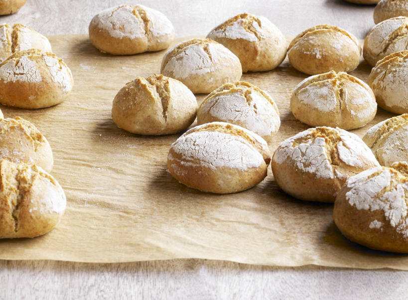 点心,面包,无人,横图,俯视,室内,特写,白天,桌面,桌子,许多,阴影,反射,木制,包装,包装纸,铝箔纸,锡箔纸,影子,纸,食品,面点,纸张,很多,食物,糕点,木制品,包装材料,锡箔,小圆面包,铝箔,彩图,高角度拍摄