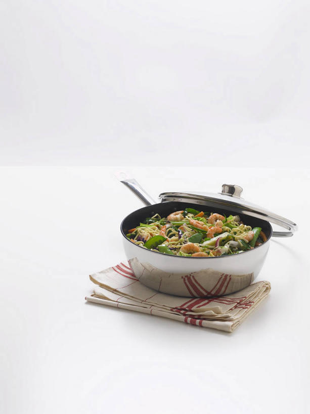 海鲜,面食,面条,无人,竖图,俯视,室内,特写,白天,白色背景,桌面,桌子,蔬菜,阴影,花纹,新鲜,反射,木制,布,图案,影子,陶瓷,面,虾,食品,陶瓷制品,布纹,水产,大虾,海洋生物,食物,木制品,容器,碗,摄影,有机食品,绿色食品,影棚,对虾,储藏,布匹,储存,水生动物,海产品,水生物,海底动物,斑节虾,东方对虾,中国对虾,彩图,高角度拍摄,影棚拍摄,拍摄,贮存