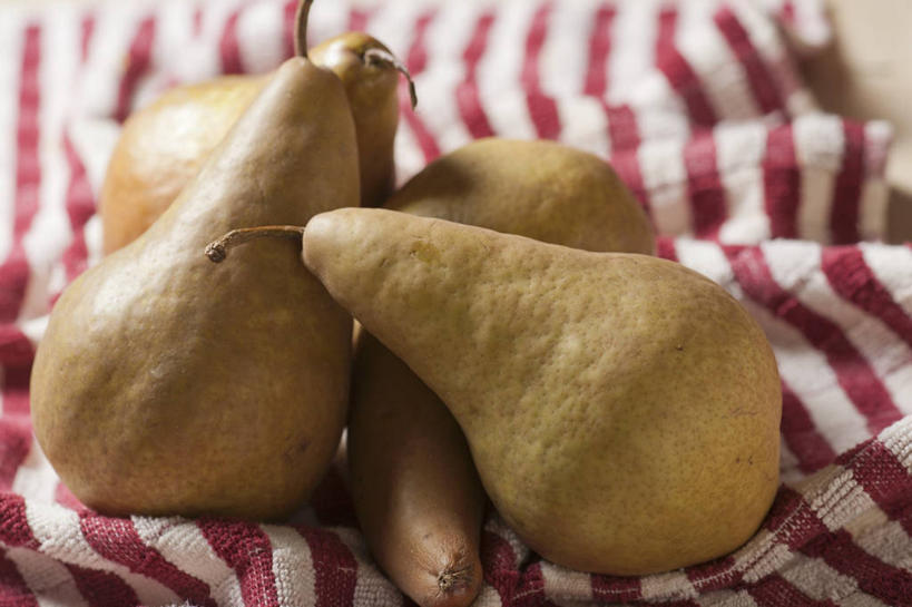 无人,横图,俯视,室内,特写,白天,桌面,桌子,梨,水果,阴影,花纹,新鲜,反射,木制,布,图案,影子,生食,食品,果实,布纹,食物,黄色,木制品,四个,香梨,有机食品,绿色食品,布匹,生梨,彩图,高角度拍摄