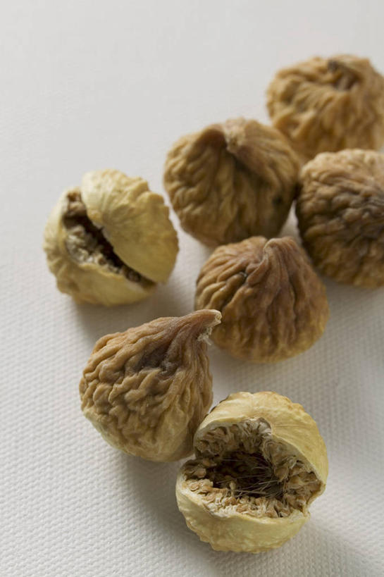 无人,竖图,俯视,室内,特写,白天,白色背景,桌面,桌子,切开,阴影,反射,木制,影子,板栗,栗子,坚果,毛栗子,木制品,切,摄影,影棚,剖面,切面,毛栗,栗果,栗楔,彩图,高角度拍摄,影棚拍摄,拍摄