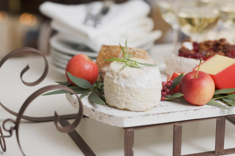 奶酪,红酒,葡萄酒,无人,横图,俯视,室内,特写,白天,桌面,桌子,苹果,杯子,餐具,水果,叶子,圣诞节,阴影,节日,朦胧,模糊,庆祝,新鲜,反射,木制,碟子,高脚杯,盘,影子,生食,干酪,起司,食品,果实,绿叶,红酒杯,白葡萄酒,酒类,芝士,营养,文化,车,玻璃制品,酒,食物,饮料,红色,盘子,餐巾,酒杯,木制品,碟,交通工具,庆典,嫩叶,乳酪,有机食品,绿色食品,纪念,雪橇,乳制品,葡萄酒杯,载具,雪橇车,发酵,山羊奶酪,保洁方巾,口布,叶,叶片,玻璃杯,彩图,高角度拍摄