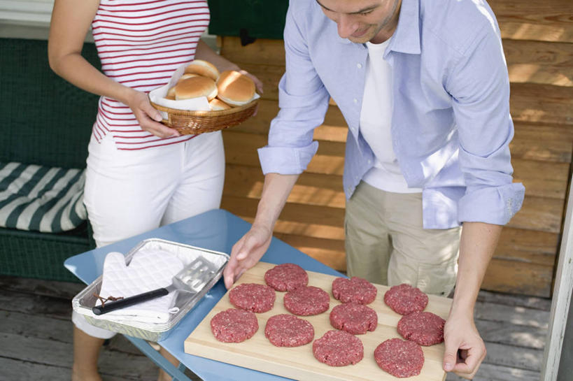 点心,面包,西方人,两个人,站,交叉,横图,俯视,室内,白天,爱情,桌面,桌子,竹子,欧洲,欧洲人,一排,弯腰,握,竹制,服装,整齐,并列,并排,编织,木制,篮子,肉,食品,面点,案板,浪漫,拿,拿着,休闲装,汉堡包,肉饼,肉类,砧板,食物,糕点,排列,衣服,木制品,竹篮,站着,休闲,温暖,温馨,休闲服,恩爱,握着,恋人,服饰,竹条,交织,和睦,竹制品,队列,平行,肉食,弯身,穿插,男人,男性,年轻男性,年轻女性,女人,女性,白种人,情侣,站立,半身,彩图,高角度拍摄,汉堡饼,汉堡肉饼,伴侣,融洽