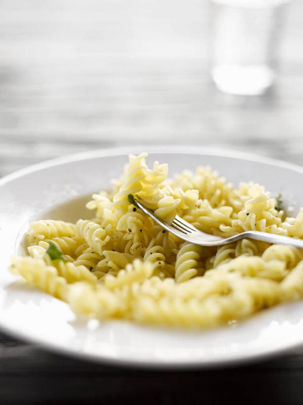 面食,面条,意大利面,无人,竖图,俯视,室内,特写,白天,西餐,桌面,桌子,餐具,金属制品,阴影,朦胧,模糊,反射,金属,木制,碟子,盘,影子,勺子,调料,调味,面,香料,盐,佐料,料理,食品,黑胡椒,调味品,调味料,食盐,食物,一个,盘子,木制品,调羹,碟,汤匙,西式,单个,配料,作料,胡椒,彩图,高角度拍摄