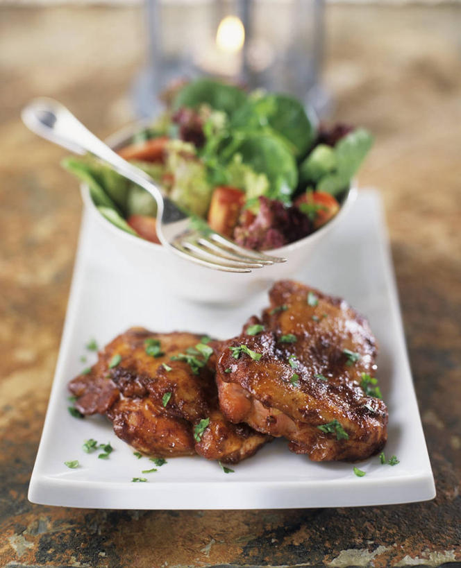 无人,竖图,俯视,室内,特写,白天,植物,桌面,桌子,蔬菜,餐具,叶子,金属制品,阴影,朦胧,模糊,新鲜,反射,金属,木制,叉子,碟子,盘,纹理,影子,陶瓷,肉,生食,蔬菜沙拉,沙拉,食品,绿叶,陶瓷制品,色拉,猪肉,沙律,肉类,食物,一个,绿色,盘子,木制品,容器,碟,碗,嫩叶,有机食品,绿色食品,单个,色拉酱,储藏,储存,千岛酱,肉食,餐叉,豚肉,肌理,叶,叶片,叶脉,进餐用具,彩图,高角度拍摄,贮存