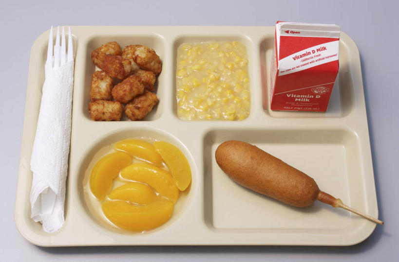 牛奶,无人,横图,俯视,室内,特写,白天,烹饪,西餐,桌面,桌子,桃子,餐具,水果,阴影,新鲜,反射,木制,碟子,盘,影子,纸盒,塑料,肉,生食,香肠,料理,食品,果实,腊肠,饮品,热狗,丸子,营养,菜肴,美食,肉类,肉丸,竹签,盒子,食物,饮料,一个,包装盒,盘子,木制品,塑料制品,碟,快餐,西式,摄影,佳肴,有机食品,绿色食品,影棚,单个,乳制品,奶,牛乳,肉食,西式快餐,垃圾食品,肺果,取食签,安神,彩图,高角度拍摄,影棚拍摄,拍摄,玉米狗