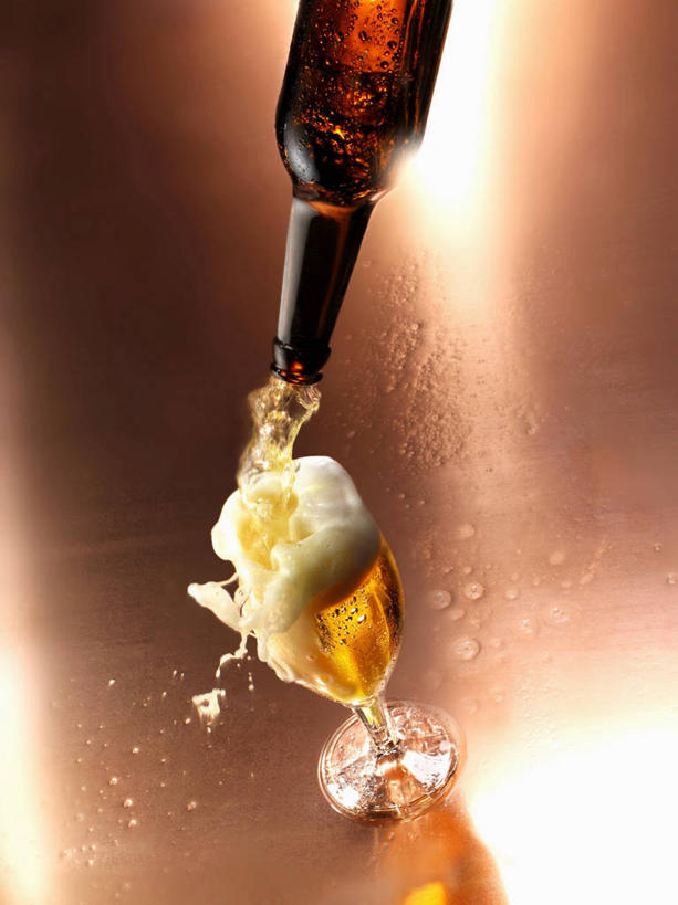 啤酒,无人,竖图,俯视,室内,特写,白天,桌面,桌子,杯子,阴影,飞溅,朦胧,模糊,溅,反射,木制,液体,影子,水滴,酒类,玻璃制品,酒,酒瓶,水珠,饮料,一个,玻璃瓶,酒杯,木制品,啤酒杯,瓶子,单个,喷洒,玻璃杯,彩图,高角度拍摄