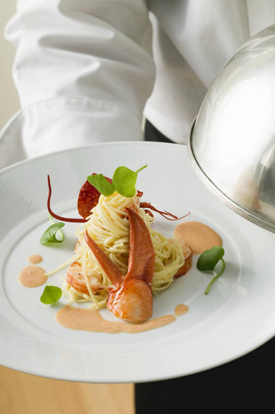 海鲜,面食,面条,龙虾,意大利面,西方人,一个人,服务员,站,竖图,俯视,室内,特写,白天,工作服,制服,西餐,餐具,金属制品,欧洲,欧洲人,仅一个男性,仅一个人,握,金属,碟子,盖子,盘,面,虾,料理,食品,拿,拿着,水产,海洋生物,食物,仅一个年轻男性,一个,盘子,碟,站着,西式,握着,单个,水生动物,海产品,水生物,海底动物,工作制服,男人,男性,年轻男性,白种人,服务生,侍者,站立,半身,彩图,高角度拍摄,工作套服