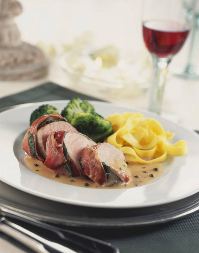 面食,面条,意大利面,红酒,葡萄酒,无人,竖图,俯视,室内,特写,白天,西餐,桌面,桌子,蔬菜,椰菜,卷心菜,杯子,餐具,阴影,朦胧,模糊,新鲜,反射,木制,碟子,高脚杯,盘,影子,花菜,花椰菜,西兰花,面,肉,料理,食品,红酒杯,酒类,火腿,猪肉,肉类,玻璃制品,酒,食物,腌制,饮料,一个,盘子,酒杯,木制品,碟,红葡萄酒,甘蓝,西式,有机食品,绿色食品,单个,椰菜花,葡萄酒杯,肉食,豚肉,甘蓝花,熏制,火肉,兰熏,猪腿,玻璃杯,结球甘蓝,甘兰,包心菜,彩图,高角度拍摄