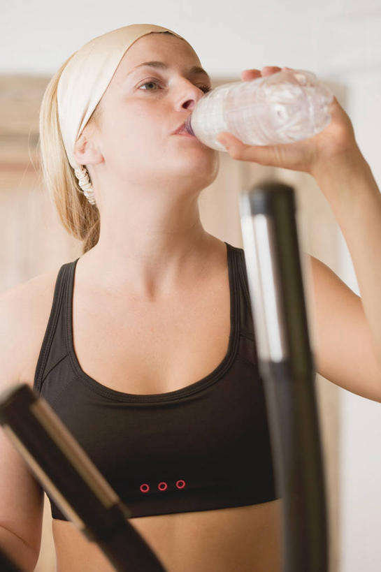 西方人,一个人,站,竖图,室内,白天,正面,水,厨房,欧洲,欧洲人,仅一个年轻女性,仅一个女性,仅一个人,喝,握,服装,背心,液体,拿,拿着,注视,饮用水,一个,衣服,黑色,瓶子,塑料制品,矿泉水,观察,看,站着,疲倦,塑料瓶,握着,服饰,单个,观看,察看,疲劳,疲惫,衣着,穿着,关注,困乏,蒸馏水,疲乏,委顿,疲困,疲顿,疲钝,倦怠,怠倦,衣饰,露脐装,年轻女性,女人,女性,白种人,站立,半身,彩图,灶间