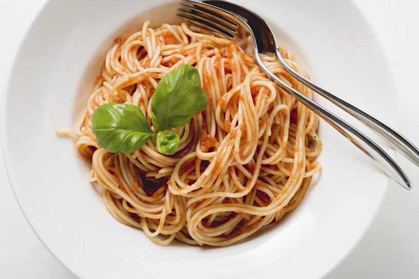 面食,面条,意大利面,无人,横图,俯视,室内,特写,白天,白色背景,西餐,植物,桌面,桌子,餐具,叶子,金属制品,阴影,反射,金属,木制,叉子,碟子,盘,影子,勺子,调料,酱料,酱汁,面,茄汁,香料,佐料,料理,食品,绿叶,草药,调味品,调味料,番茄酱,酱,中药,食物,一个,盘子,木制品,调羹,碟,汤匙,香草,嫩叶,西式,摄影,影棚,单个,罗勒,紫苏,药材,中草药,餐叉,九层塔,圣约瑟夫草,甜罗勒,兰香,中药材,本草,叶,叶片,进餐用具,彩图,高角度拍摄,影棚拍摄,拍摄