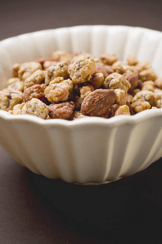 无人,竖图,俯视,室内,特写,白天,植物,桌面,桌子,一堆,许多,阴影,堆叠,堆积,反射,木制,影子,陶瓷,豆类,豆子,坚果,果实,蚕豆,胡豆,佛豆,川豆,倭豆,罗汉豆,陶瓷制品,很多,一个,木制品,容器,碗,干果,摄影,影棚,褐色背景,单个,储藏,堆,储存,豆科,彩图,高角度拍摄,影棚拍摄,拍摄,贮存