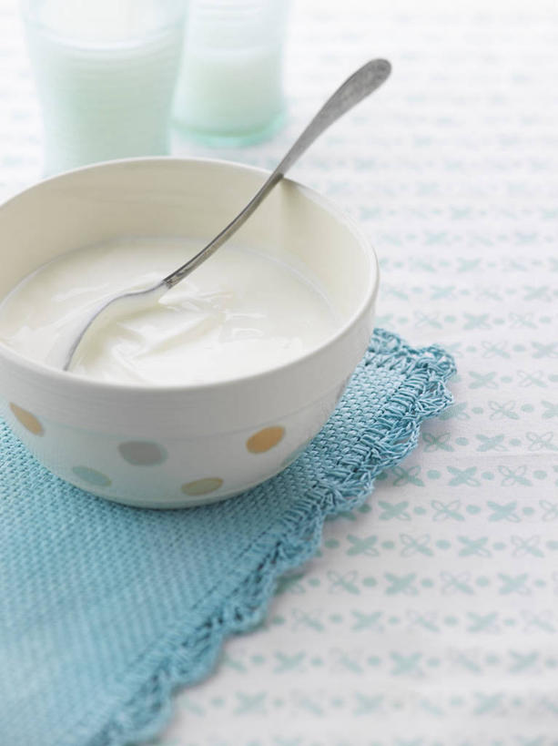 牛奶,无人,竖图,俯视,室内,特写,白天,桌面,桌子,杯子,金属制品,阴影,花纹,反射,金属,木制,布,图案,影子,勺子,陶瓷,陶瓷制品,饮品,营养,布纹,酸奶,玻璃制品,饮料,一个,木制品,容器,水杯,调羹,汤匙,碗,单个,储藏,布匹,乳制品,奶,储存,发酵,优格,优酪乳,玻璃杯,彩图,高角度拍摄,贮存