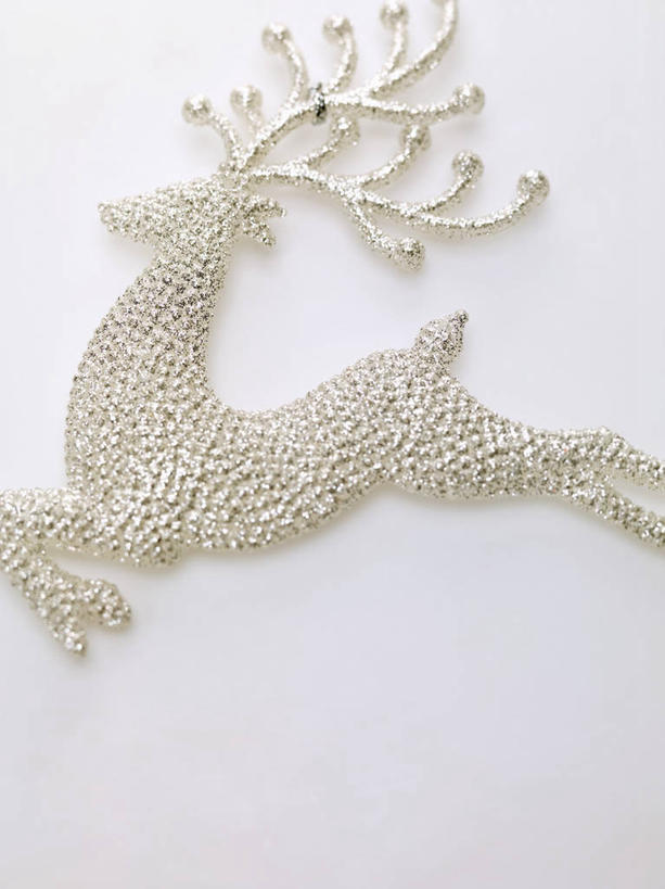 无人,竖图,俯视,室内,特写,白天,白色背景,纯洁,桌面,桌子,哺乳动物,鹿,野生动物,圣诞节,阴影,节日,庆祝,装饰,反射,木制,影子,银色,文化,动物,木制品,庆典,可爱,摄影,信仰,活泼,影棚,纪念,华丽,修饰,点缀,高贵,衬托,美观,雅致,雅观,彩图,高角度拍摄,影棚拍摄,拍摄