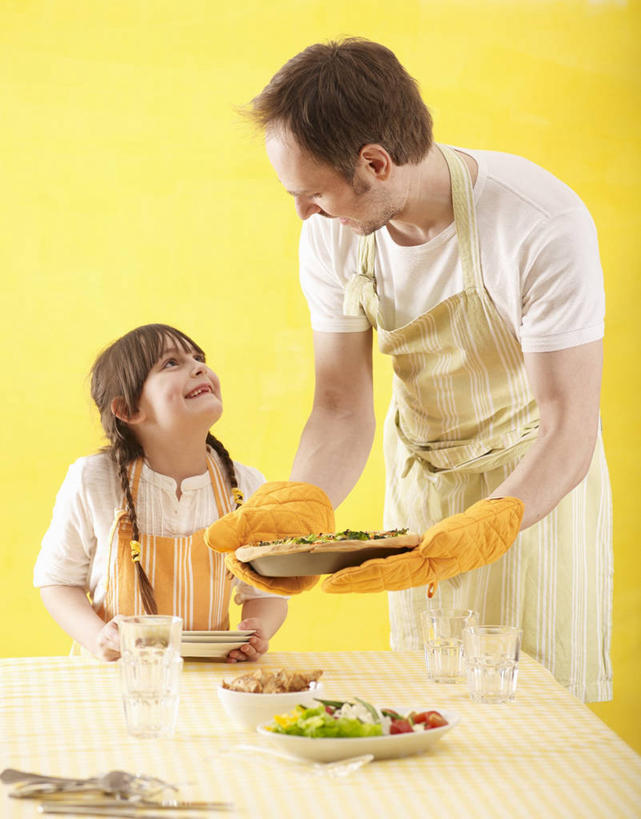 点心,西方人,儿童,两个人,家庭,父亲,女儿,站,笑,微笑,露齿笑,竖图,室内,白天,正面,纯洁,安全,桌面,桌子,欧洲,欧洲人,弯腰,握,阴影,黄色背景,服装,反射,木制,围裙,影子,料理,食品,面点,防护,拿,隔热手套,微波炉手套,拿着,注视,休闲装,美食,相视,食物,小孩,衣服,木制品,手套,低头,观察,看,站着,休闲,温暖,温馨,父女,一家人,面对面,休闲服,中式,父爱,可爱,童年,童趣,握着,摄影,服饰,影棚,观看,对视,保护,和睦,察看,互视,关注,相对,童真,蛋饼,烂漫,无邪,相看,弯身,垂头,厨房手套,隔热,天真,男人,男性,年轻男性,女孩,白种人,孩子,年轻人,抬头,仰头,站立,半身,彩图,影棚拍摄,拍摄,融洽,女生