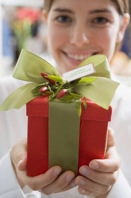 西方人,脸,头,脸颊,手,一个人,站,笑,微笑,露齿笑,竖图,室内,特写,白天,正面,礼盒,礼物,欧洲,圣诞节,欧洲人,双手,仅一个年轻女性,仅一个女性,仅一个人,握,服装,节日,朦胧,模糊,庆祝,装饰,包装,包装纸,丝绸,丝带,纸,纸盒,缎带,纸张,拿,拿着,注视,休闲装,文化,绸带,盒子,衣服,红色,包装盒,礼品盒,观察,看,站着,庆典,休闲,手部,休闲服,握着,服饰,礼品,观看,纪念,华丽,修饰,点缀,察看,包装材料,牛皮纸,关注,衬托,美观,雅致,雅观,年轻女性,女人,女性,白种人,头部,脸部,脸蛋,面部,站立,半身,彩图