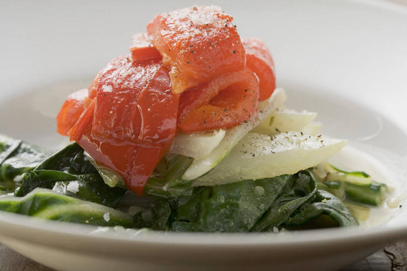 无人,横图,俯视,室内,特写,白天,辣椒,蔬菜,一堆,许多,阴影,堆叠,堆积,朦胧,模糊,新鲜,反射,影子,陶瓷,调味,香料,佐料,食品,陶瓷制品,食物,一个,白色,容器,碗,摄影,有机食品,绿色食品,影棚,单个,储藏,堆,配料,储存,彩椒,牛皮菜,辣角,红海椒,大椒,辣虎,广椒,厚皮菜,作料,厚合菜,莙达菜,莙荙菜,根达菜,恭菜,观达菜,甜椒,柿子椒,辣子,海椒,番椒,灯笼椒,彩图,高角度拍摄,影棚拍摄,拍摄,贮存