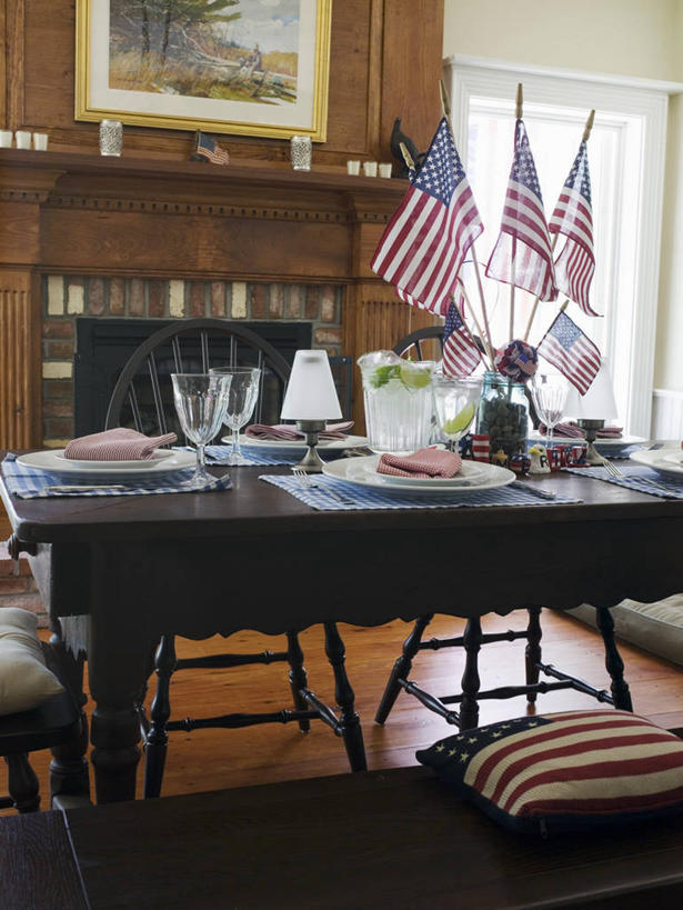 无人,竖图,室内,白天,正面,烹饪,西餐,壁炉,餐桌,桌子,杯子,餐具,旗帜,国旗,阴影,反射,叉子,刀叉,刀子,碟子,盘,影子,墙,料理,食品,菜肴,美食,墙壁,墙面,玻璃制品,食物,盘子,水杯,碟,西式,美国国旗,佳肴,餐台,餐刀,挂画,餐叉,玻璃杯,进餐用具,旗,装饰画,彩图