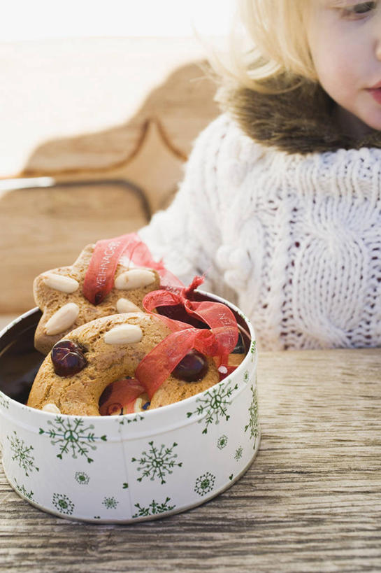 点心,西方人,儿童,一个人,坐,竖图,俯视,室内,特写,白天,纯洁,餐桌,桌子,欧洲,圣诞节,欧洲人,仅一个女性,仅一个人,许多,阴影,服装,节日,庆祝,反射,丝绸,丝带,影子,陶瓷,食品,甜点,缎带,陶瓷制品,注视,休闲装,文化,绸带,食物,糕点,一个,小孩,衣服,容器,碗,饼干,甜食,零食,观察,看,仅一个小孩,庆典,休闲,休闲服,可爱,童年,童趣,服饰,单个,餐台,观看,纪念,储藏,察看,储存,关注,童真,烂漫,无邪,姜饼,德式姜饼,天真,女孩,女人,女性,白种人,孩子,坐着,半身,彩图,高角度拍摄,贮存,女生