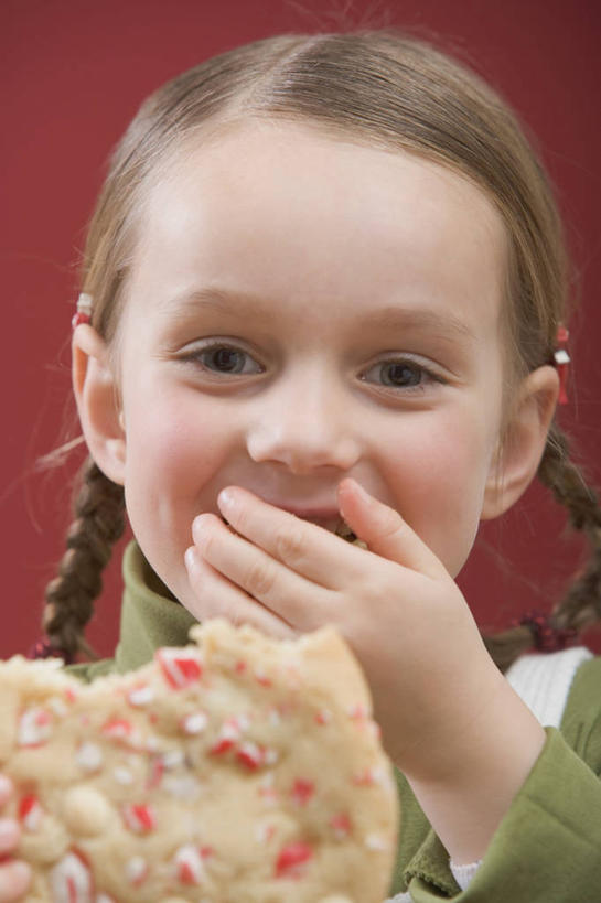 点心,西方人,儿童,手,头发,一个人,站,吃,竖图,室内,特写,白天,正面,纯洁,欧洲,欧洲人,仅一个女性,仅一个人,握,阴影,红色背景,服装,反射,影子,食品,棕色,曲奇,注视,休闲装,食物,一个,小孩,衣服,饼干,零食,观察,看,站着,仅一个小孩,休闲,手部,休闲服,可爱,童年,童趣,握着,摄影,服饰,影棚,单个,观看,单手,察看,关注,曲奇饼,童真,曲奇饼干,烂漫,无邪,天真,女孩,女人,女性,白种人,孩子,长发,直发,嚼,食,站立,半身,彩图,影棚拍摄,拍摄,女生