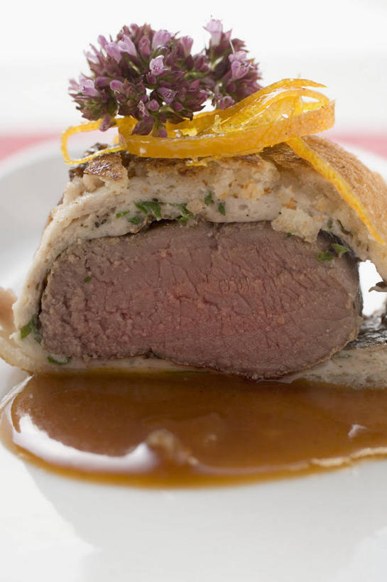 点心,面包,无人,竖图,俯视,室内,特写,白天,烹饪,西餐,餐桌,桌子,柑橘,餐具,水果,切开,阴影,朦胧,模糊,新鲜,反射,碟子,盘,影子,调料,酱料,酱汁,肉,生食,佐料,料理,食品,面点,果实,调味品,调味料,酱,菜肴,美食,肉类,食物,糕点,白色,盘子,碟,切,西式,摄影,佳肴,有机食品,绿色食品,影棚,餐台,剖面,肉食,切面,鹿肉,橘子,桔子,橙子,橙,彩图,高角度拍摄,影棚拍摄,拍摄